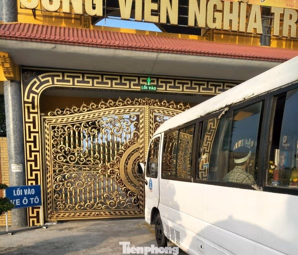 Xe tang phải đợi gần 2 tiếng mới được mở cổng - Ảnh: Hoàng Long