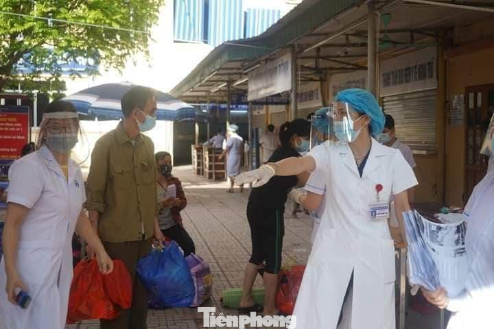 Đưa bệnh nhân có kết quả âm tính với SARS-CoV-2 ra viện - Ảnh: Hoàng Long