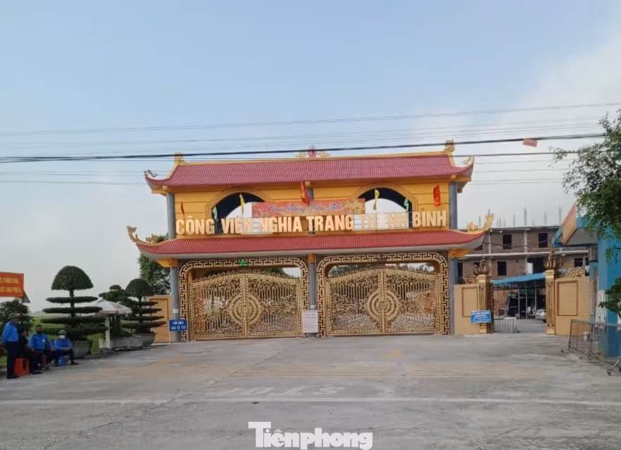 Từ sáng sớm 10/5, Công viên nghĩa trang Thanh Bình "cổng khoá, then cài" - Ảnh: Hoàng Long