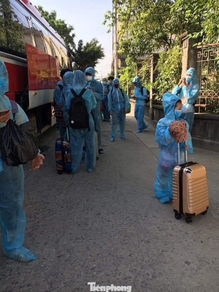 61 giáo viên, học sinh là F1 của BN 3229 được lấy mẫu xét nghiệm và đưa đi các ly tập trung ngay ngày 8/5 - Ảnh: Hàng Long