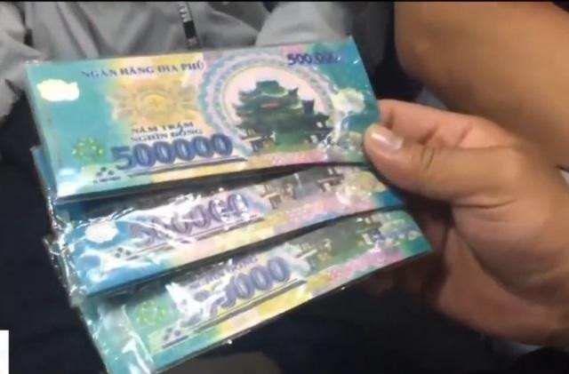 Đối tượng lừa đảo sử dụng thủ đoạn dùng tiền thật che bên ngoài tiền âm phủ để thanh toán - Ảnh: HL