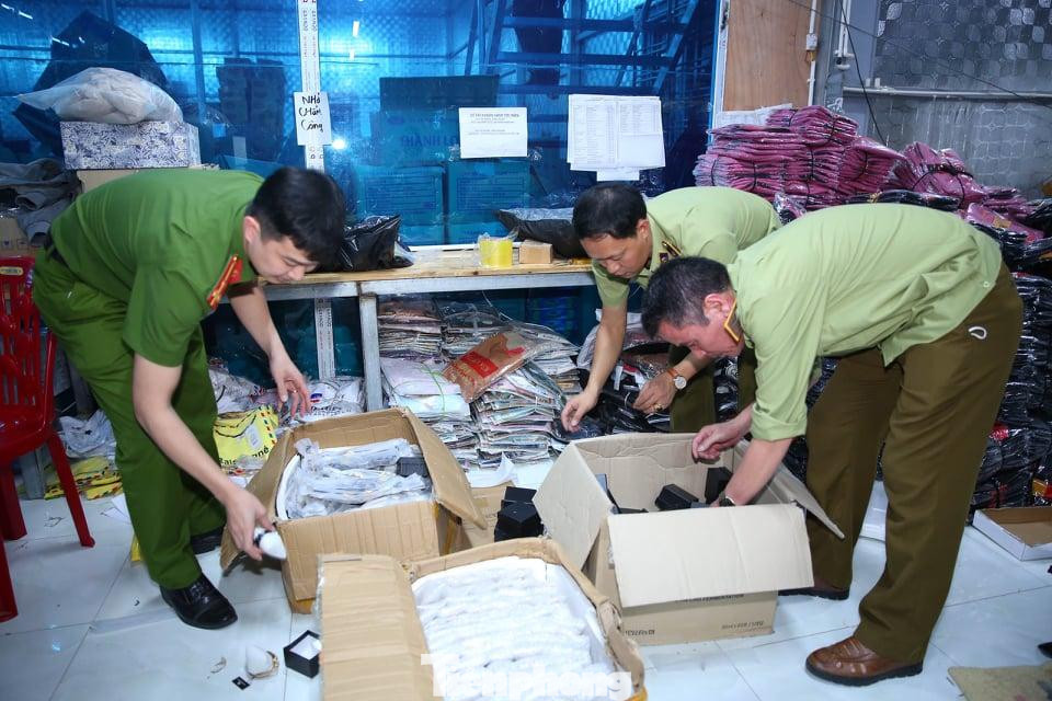 Đến sáng 1/4, lực lượng chức năng vẫn đang kiểm đếm kho hàng nhái được xem là lớn nhất từ trước đến nay tại Ninh Bình - Ảnh: Hoàng Long