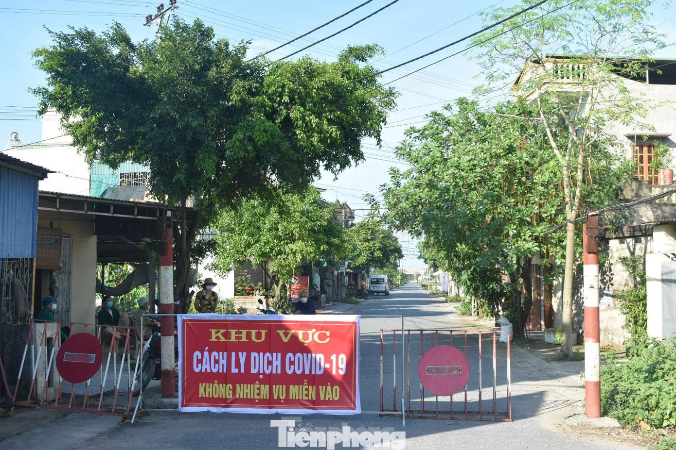 Lực lượng chức năng thực hiện trực 24/24 để ngăn chặn dịch phát tán - Ảnh: Hoàng Long Lực lượng chức năng thực hiện trực 24/24 để ngăn chặn dịch phát tán - Ảnh: Hoàng Long