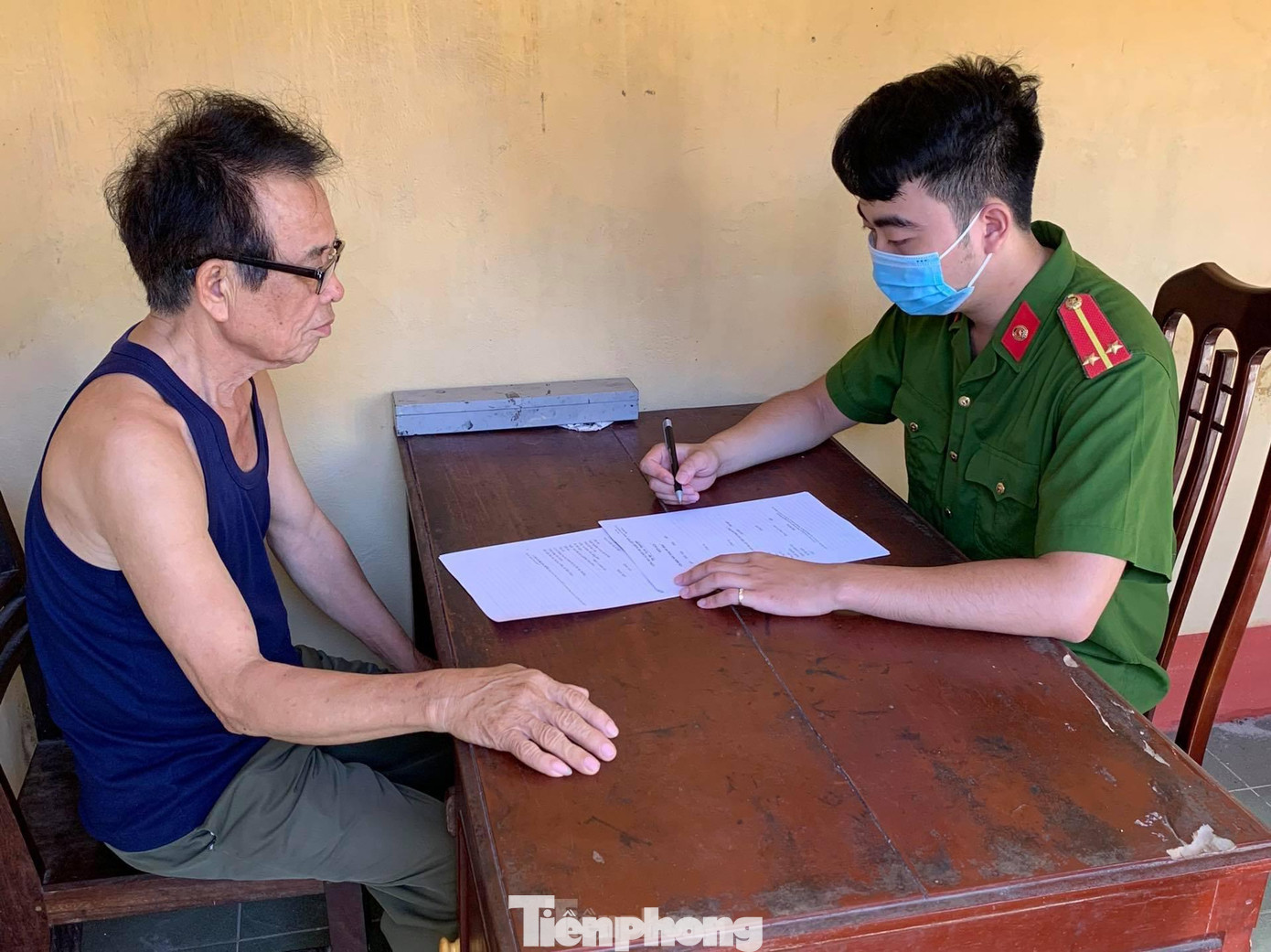 Tại cơ quan công an, Bùi Thanh Sơn thừa nhận bản thân chính là đối tượng truy nã - Ảnh: Hoàng Long Tại cơ quan công an, Bùi Thanh Sơn thừa nhận bản thân chính là đối tượng truy nã - Ảnh: Hoàng Long