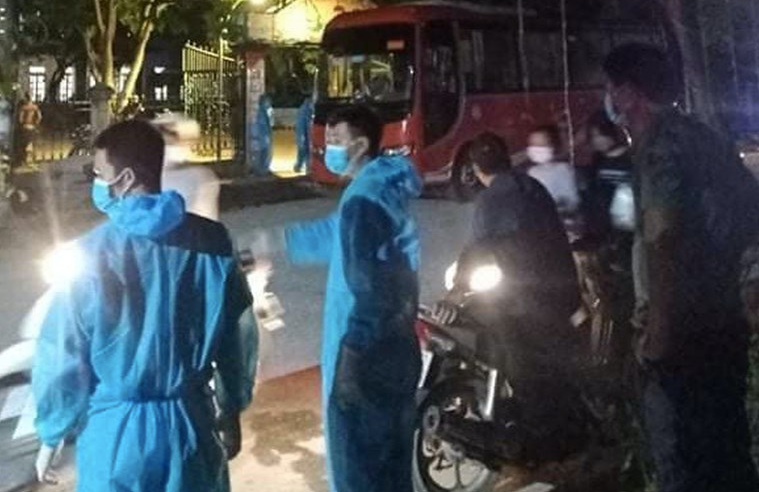 Lực lượng chức năng giám sát, cách ly đoàn 111 người từ TPHCM tự thuê xe về Tiền Hải, Thái Bình - Ảnh: Hoàng Long Lực lượng chức năng giám sát, cách ly đoàn 111 người từ TPHCM tự thuê xe về Tiền Hải, Thái Bình - Ảnh: Hoàng Long