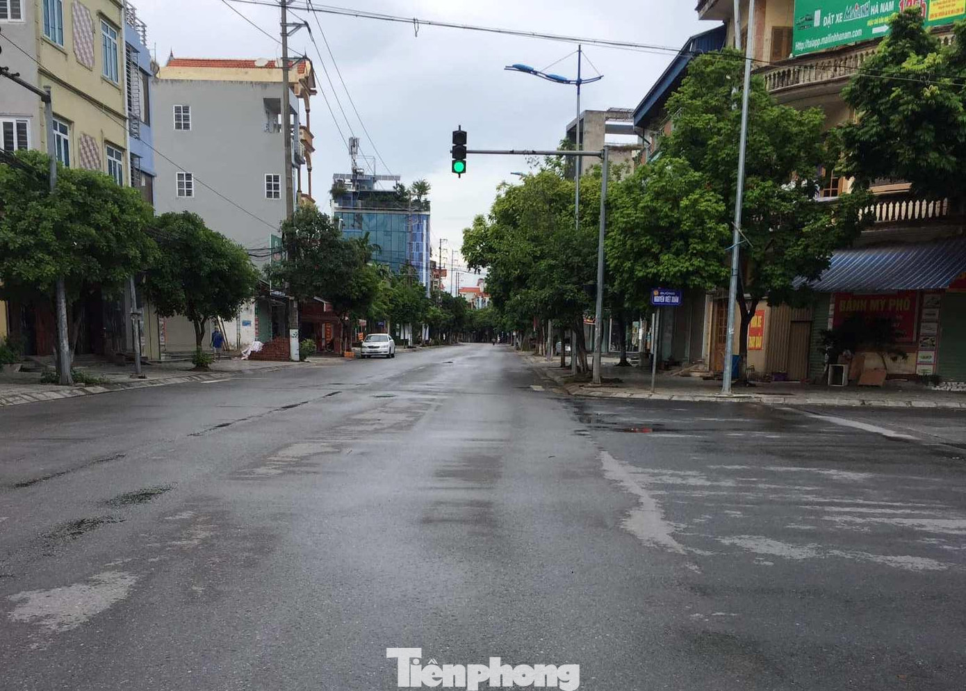 Các chốt kiểm soát hoạt động nghiêm ngặt, đường phố Phủ Lý vắng vẻ sau khi áp dụng giãn cách xã hội - Ảnh: Hoàng Long