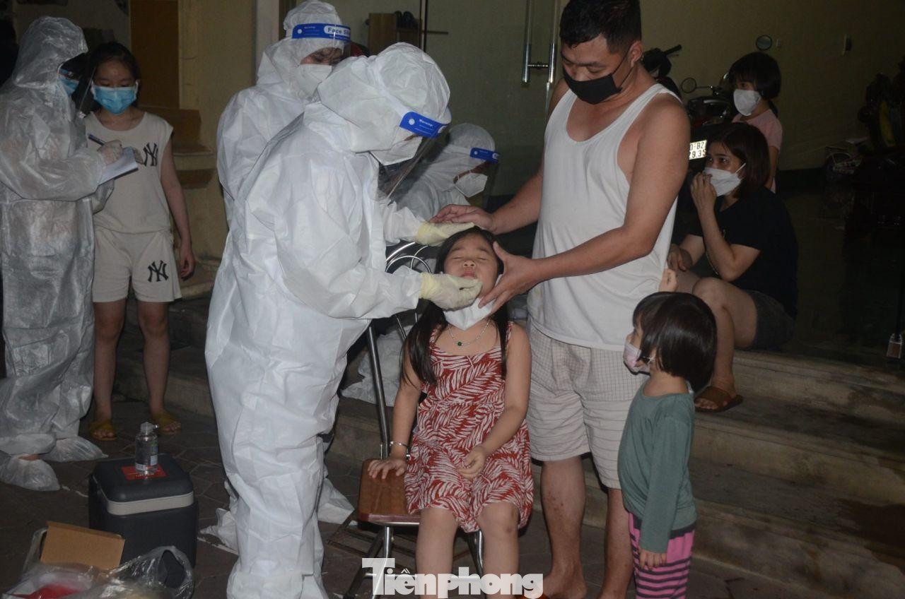 Cán bộ y tế tại Hà Nam xuyên đêm xét nghiệm cho người dân để truy tìm F0 - Ảnh: Hoàng Long Cán bộ y tế tại Hà Nam xuyên đêm xét nghiệm cho người dân để truy tìm F0 - Ảnh: Hoàng Long