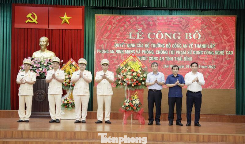 Lãnh đạo Bộ Công an và lãnh đạo tỉnh Thái Bình chúc mừng thành lập mới Phòng PA 05. Ảnh: Hoàng Long