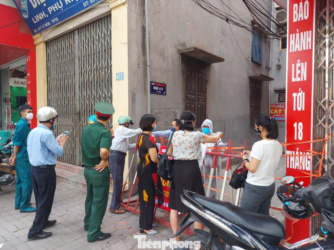 Lực lượng chức năng phong toả Ngõ 417 (tổ 14, phường Kỳ Bá, thành phố Thái Bình), nơi có 1 sih viên Đại học Y Dượng Thái Bình dương tính với SARS-CoV-2 thuê trọ - Ảnh: Hoàng Long Lực lượng chức năng phong toả Ngõ 417 (tổ 14, phường Kỳ Bá, thành phố Thái Bình), nơi có 1 sih viên Đại học Y Dượng Thái Bình dương tính với SARS-CoV-2 thuê trọ - Ảnh: Hoàng Long