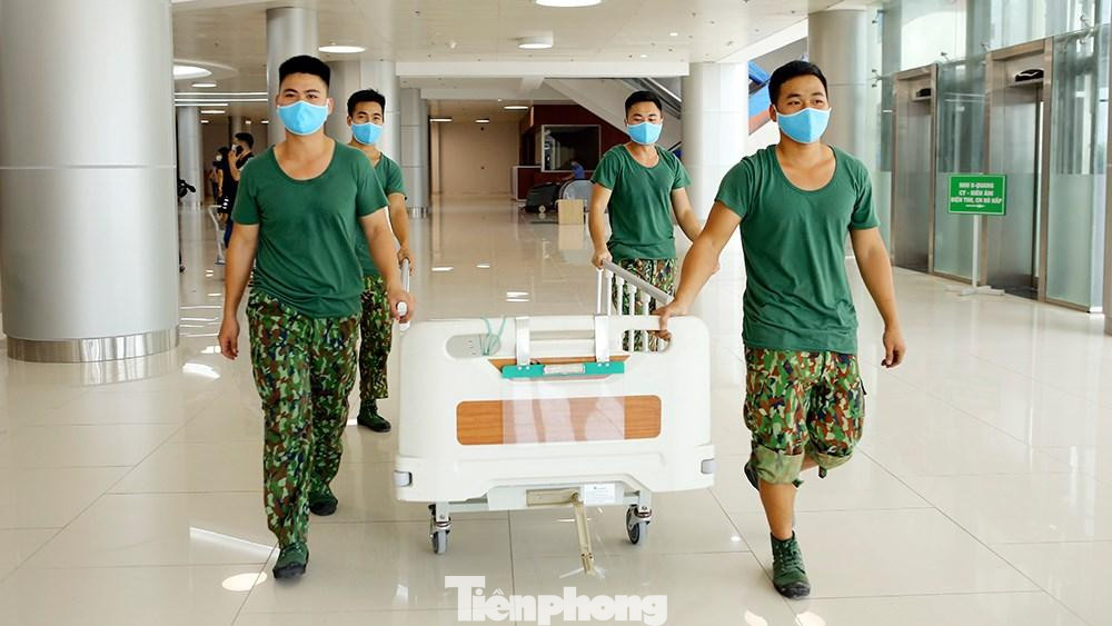 Lực lượng quân đội tham gia thiết lập bệnh viện dã chiến tại Hà Nam - Ảnh: Hoàng Long