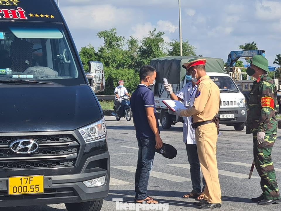 Nam Định và Thái Bình vẫn duy trì các chốt kiểm dịch ở cửa ngõ để tiếp nhận khai báo y tế, ngăn chặn người từ vùng dịch cấp độ đỏ, cam vào tỉnh - Ảnh: Hoàng Long