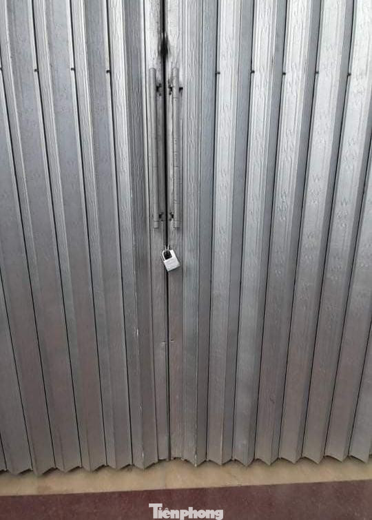 Hành động khoá trái cửa gây phản cảm - Ảnh: Hoàng Long Hành động khoá trái cửa gây phản cảm - Ảnh: Hoàng Long