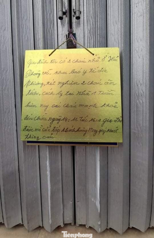 Trước đó, gia đình bị khoá cửa, dán biển thông báo có người trở về từ "vùng đỏ" - Ảnh: Hoàng Long Trước đó, gia đình bị khoá cửa, dán biển thông báo có người trở về từ "vùng đỏ" - Ảnh: Hoàng Long