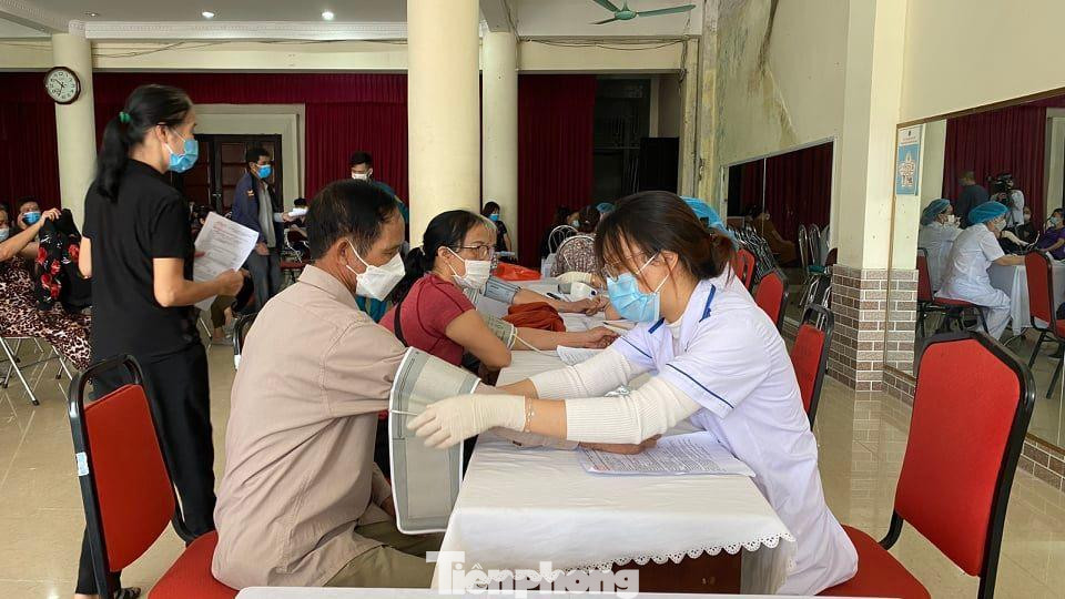 Nam Định thần tốc tiêm phủ mũi 2 cho người dân để chống dịch - Ảnh: Hoàng Long Nam Định thần tốc tiêm phủ mũi 2 cho người dân để chống dịch - Ảnh: Hoàng Long