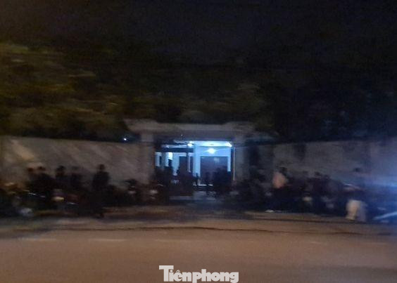 Gia đình nạn nhân chuẩn bị tang lễ cho người quá cố tại Nhà tang lễ thành phố Nam Định - Ảnh: HL Gia đình nạn nhân chuẩn bị tang lễ cho người quá cố tại Nhà tang lễ thành phố Nam Định - Ảnh: HL