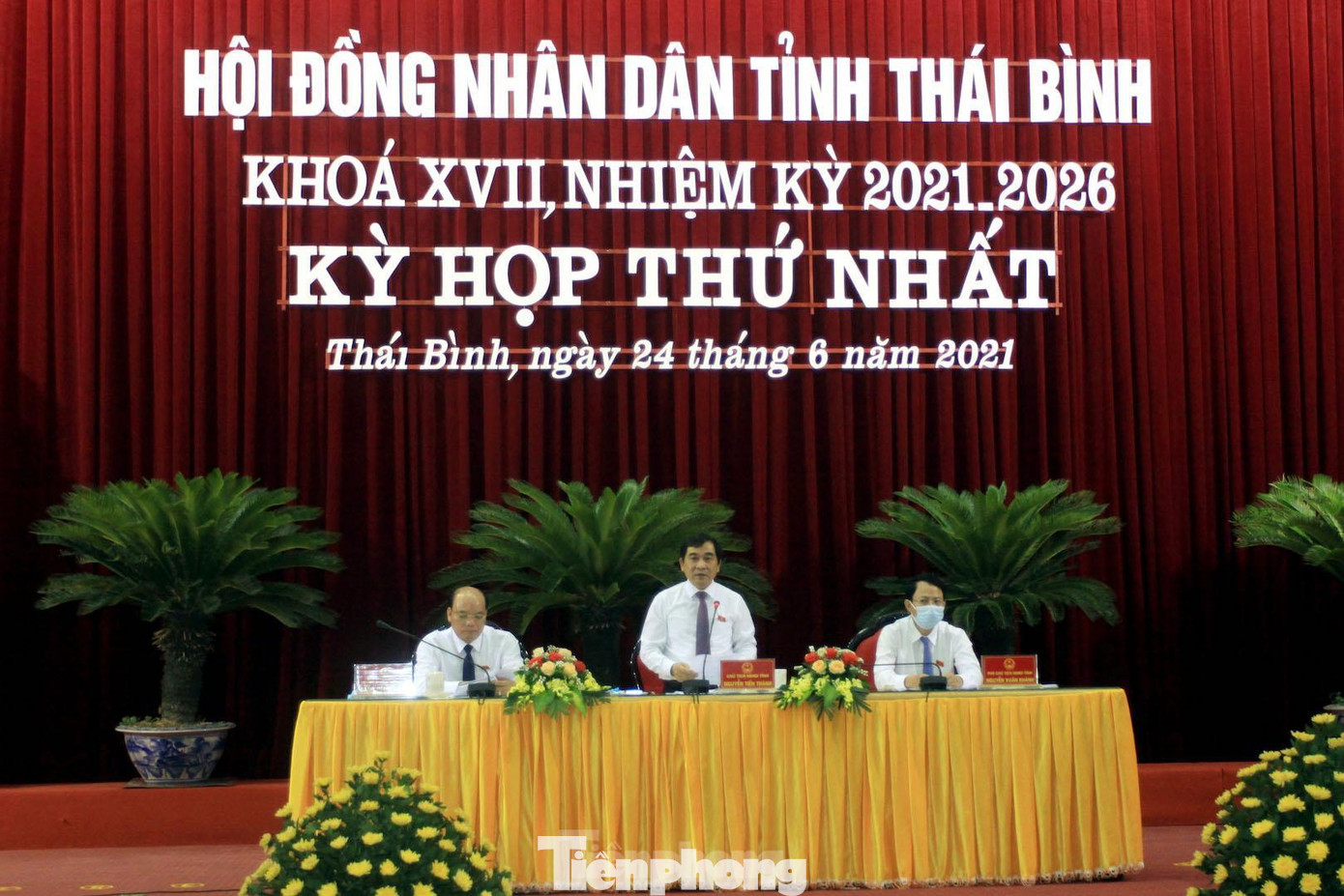 Ông Nguyễn Tiến Thành (giữa) tiếp tục được bầu làm Chủ tịch HĐND tỉnh Thái Bình nhiệm kỳ 2021-2026 - Ảnh: Hoàng Long Ông Nguyễn Tiến Thành (giữa) tiếp tục được bầu làm Chủ tịch HĐND tỉnh Thái Bình nhiệm kỳ 2021-2026 - Ảnh: Hoàng Long