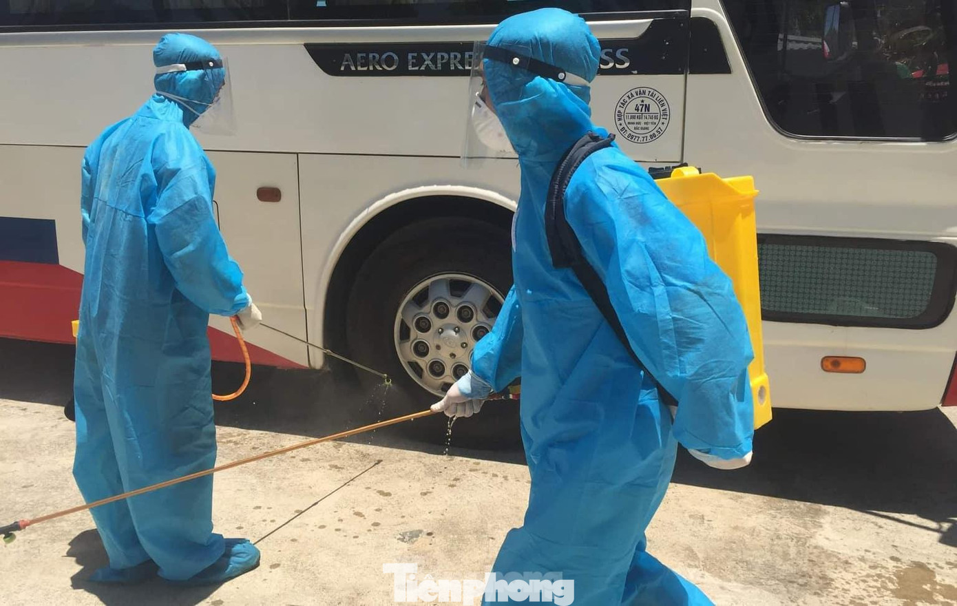 Xe khách có 3 lái, phụ xe dương tính với COVID-19 được khử trùng, vệ sinh để tránh nguồn dịch - Ảnh: Hoàng Long Xe khách có 3 lái, phụ xe dương tính với COVID-19 được khử trùng, vệ sinh để tránh nguồn dịch - Ảnh: Hoàng Long