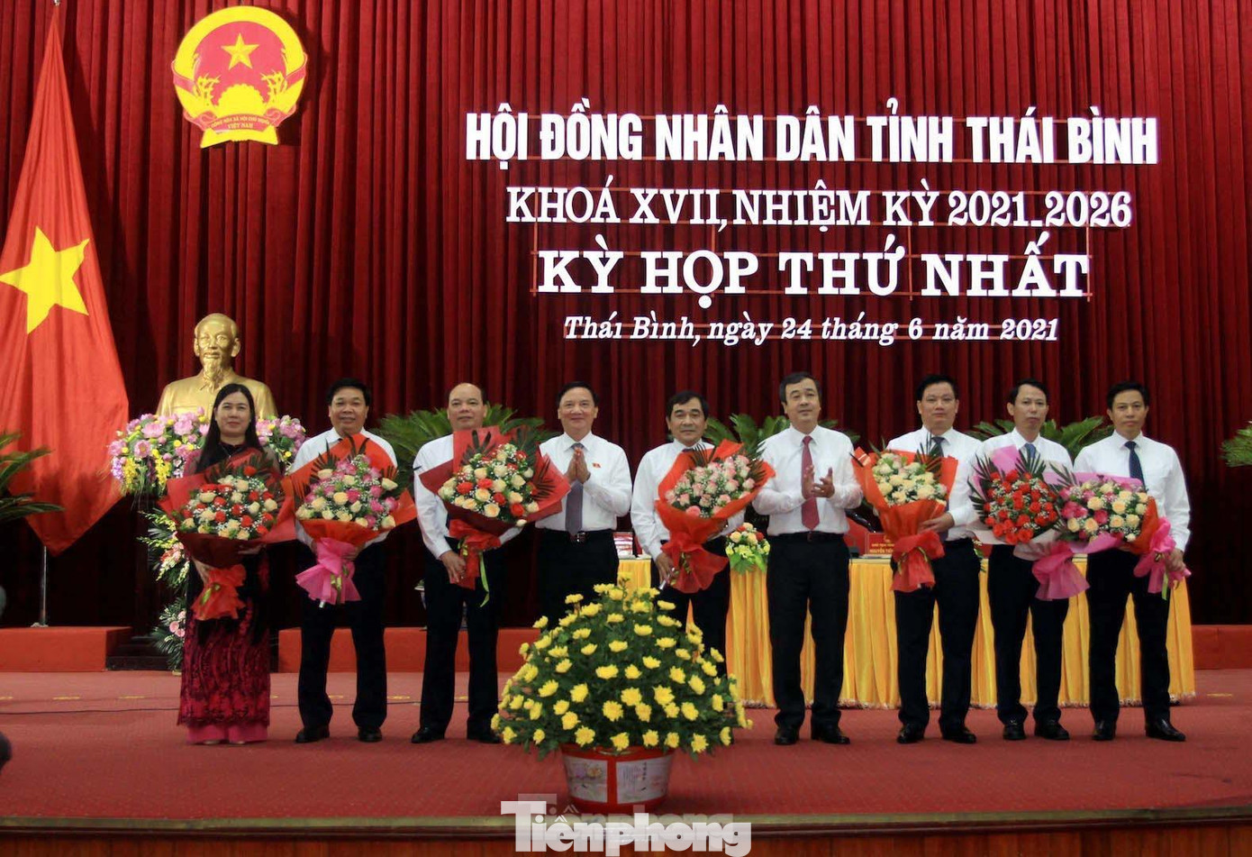 Lãnh đạo TƯ và Bí thư Tỉnh uỷ Thái Bình Ngô Đông Hải chúc mừng các cán bộ vừa được bầu làm lãnh đạo HĐND, UBND tỉnh Thái Bình. Ảnh: Hoàng Long Lãnh đạo TƯ và Bí thư Tỉnh uỷ Thái Bình Ngô Đông Hải chúc mừng các cán bộ vừa được bầu làm lãnh đạo HĐND, UBND tỉnh Thái Bình. Ảnh: Hoàng Long