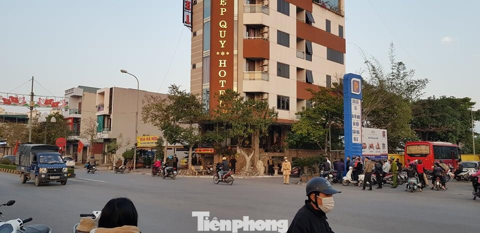 Lực lượng công an khám xét khách sạn Điệp Quy - Ảnh: Hoàng Long