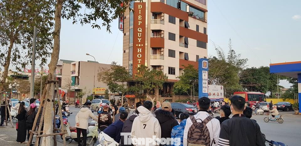 Rất nhiều người dân Thái Bình kéo đến theo dõi vụ việc - Ảnh: Hoàng Long