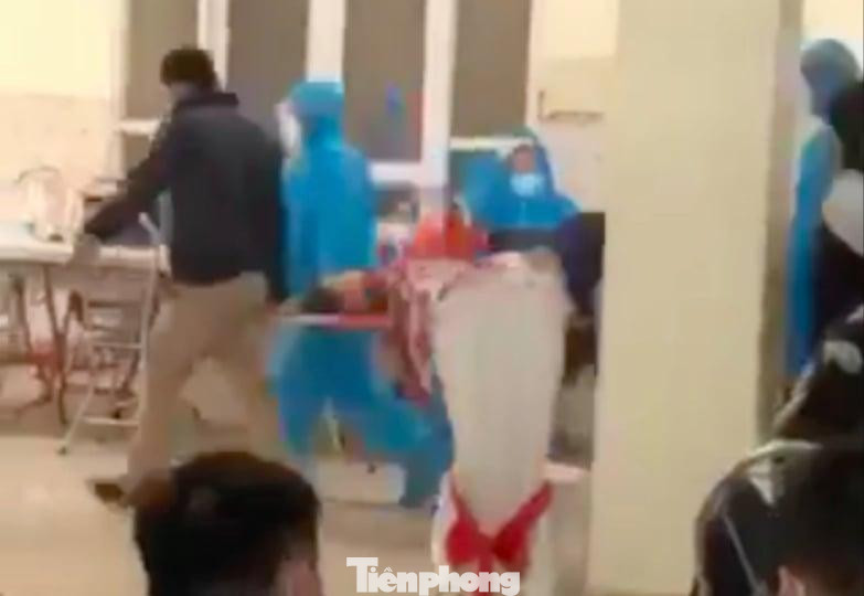 Một học sinh tại Nam Định được đưa đi cấp cứu vì bị choáng, ngất sau tiêm do tâm lý căng thẳng và không ăn sáng- Ảnh: LTN