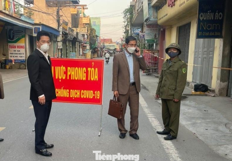 Phó Chủ tịch thường trực UBND tỉnh Nam Định Trần Anh Dũng (áo đen) trực tiếp đến ổ dịch xã Thành Lợi chỉ đạo dập dịch - Ảnh: Hoàng Long Phó Chủ tịch thường trực UBND tỉnh Nam Định Trần Anh Dũng (áo đen) trực tiếp đến ổ dịch xã Thành Lợi chỉ đạo dập dịch - Ảnh: Hoàng Long