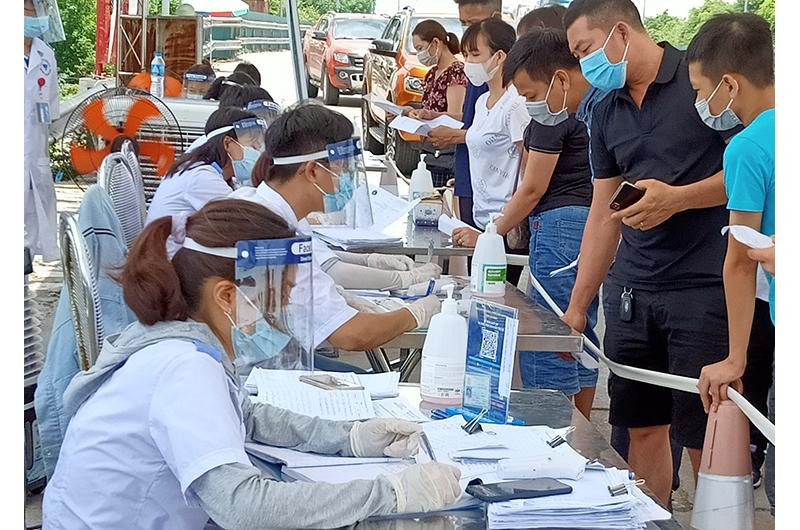 Thái Bình tổ chức xét nghiệm ngày tại các chốt giáp tỉnh bạn cho người có nhu cầu - Ảnh: Hoàng Long Thái Bình tổ chức xét nghiệm ngày tại các chốt giáp tỉnh bạn cho người có nhu cầu - Ảnh: Hoàng Long