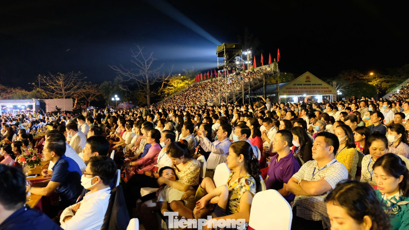 Hàng vạn người dân đổ về Khu di tích cố đô Hoa Lư để chứng kiến lễ khai mạc Năm Du lịch Quốc gia 2021 - Ảnh: Hoàng Long Chương trình nghệ thuật trong đêm khai mạc thu hút 500 nghệ sỹ, người dân tham gia biểu diễn - Ảnh: Hoàng Long Tỉnh Ninh Bình tổ chức bắn pháo hoa tầm cao tại Cố đô Hoa Lư để chào mừng Năm Du lịch Quốc gia 2021 - Ảnh: Hoàng Long