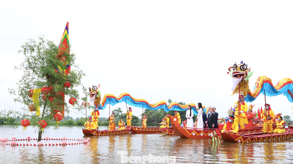 Từ chiều 20/4, nhiều hoạt động chào đón năm Du lịch Quốc gia đã được tổ chức ở Cố đô Hoa Lư. Trong ảnh: Lễ rước nước trên sông Hoàng Long - Ảnh: Hoàng Long Hàng vạn người dân đổ về Khu di tích cố đô Hoa Lư để chứng kiến lễ khai mạc Năm Du lịch Quốc gia 2021 - Ảnh: Hoàng Long Chương trình nghệ thuật trong đêm khai mạc thu hút 500 nghệ sỹ, người dân tham gia biểu diễn - Ảnh: Hoàng Long Tỉnh Ninh Bình tổ chức bắn pháo hoa tầm cao tại Cố đô Hoa Lư để chào mừng Năm Du lịch Quốc gia 2021 - Ảnh: Hoàng Long