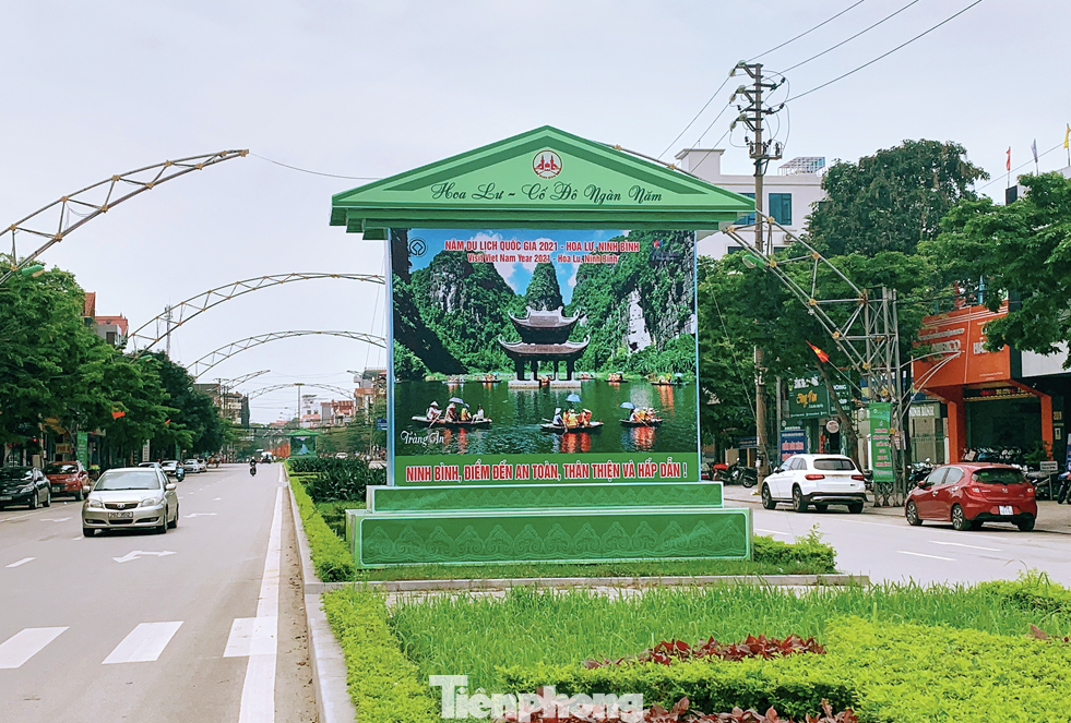 Đường phố Ninh Bình rực rỡ cờ hoa, hình ảnh hưởng ứng Năm Du lịch Quốc gia 2021 - Ảnh: Hoàng Long Từ chiều 20/4, nhiều hoạt động chào đón năm Du lịch Quốc gia đã được tổ chức ở Cố đô Hoa Lư. Trong ảnh: Lễ rước nước trên sông Hoàng Long - Ảnh: Hoàng Long Hàng vạn người dân đổ về Khu di tích cố đô Hoa Lư để chứng kiến lễ khai mạc Năm Du lịch Quốc gia 2021 - Ảnh: Hoàng Long Chương trình nghệ thuật trong đêm khai mạc thu hút 500 nghệ sỹ, người dân tham gia biểu diễn - Ảnh: Hoàng Long Tỉnh Ninh Bình tổ chức bắn pháo hoa tầm cao tại Cố đô Hoa Lư để chào mừng Năm Du lịch Quốc gia 2021 - Ảnh: Hoàng Long