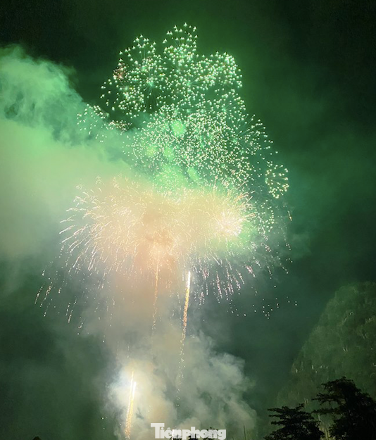 Tỉnh Ninh Bình tổ chức bắn pháo hoa tầm cao tại Cố đô Hoa Lư để chào mừng Năm Du lịch Quốc gia 2021 - Ảnh: Hoàng Long