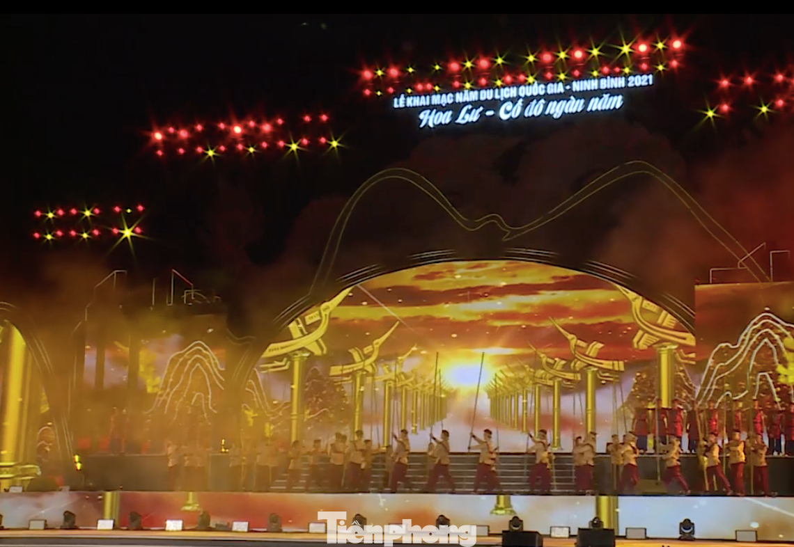 Chương trình nghệ thuật trong đêm khai mạc thu hút 500 nghệ sỹ, người dân tham gia biểu diễn - Ảnh: Hoàng Long Tỉnh Ninh Bình tổ chức bắn pháo hoa tầm cao tại Cố đô Hoa Lư để chào mừng Năm Du lịch Quốc gia 2021 - Ảnh: Hoàng Long