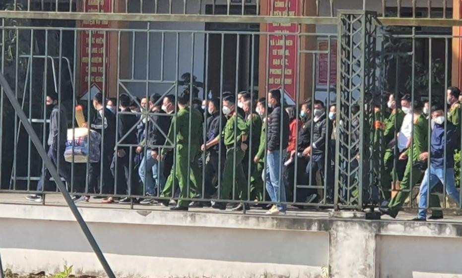 Tổ công tác của Cơ quan điều tra, Viện KSND tối cao bắt giữ, dẫn giải các bị can - Ảnh: Hoàng Long Tổ công tác của Cơ quan điều tra, Viện KSND tối cao bắt giữ, dẫn giải các bị can - Ảnh: Hoàng Long