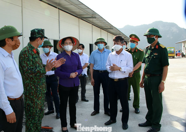 Bí thư Tỉnh uỷ Hà Nam Lê Thị Thuỷ (giữa) trực tiếp kiểm tra, chỉ đạo dập dịch ở Kim Bảng - Ảnh: GN Bí thư Tỉnh uỷ Hà Nam Lê Thị Thuỷ (giữa) trực tiếp kiểm tra, chỉ đạo dập dịch ở Kim Bảng - Ảnh: GN