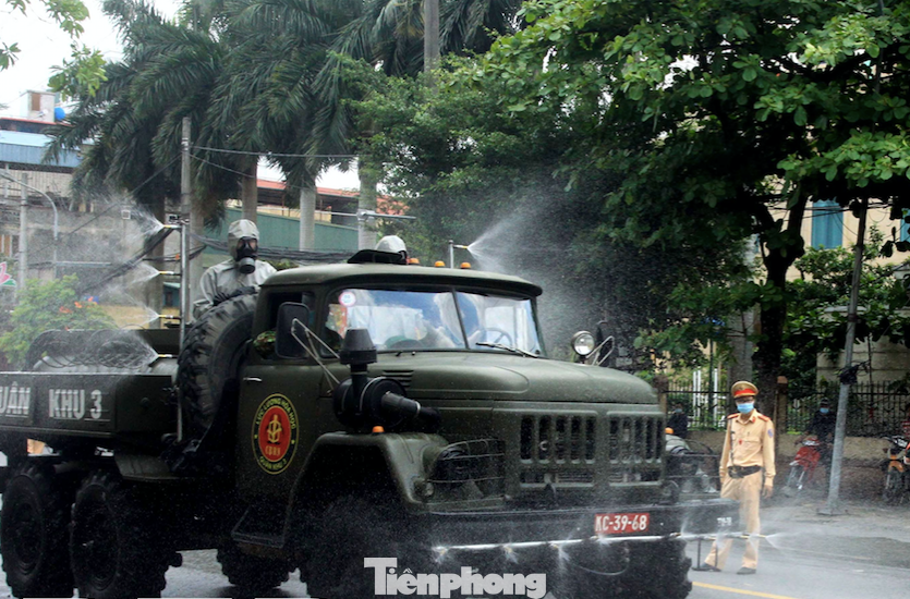 Lực lượng phòng Hoá của Quân khu 3 phun khử khuẩn tại Thái Bình - Ảnh: Hoàng Long