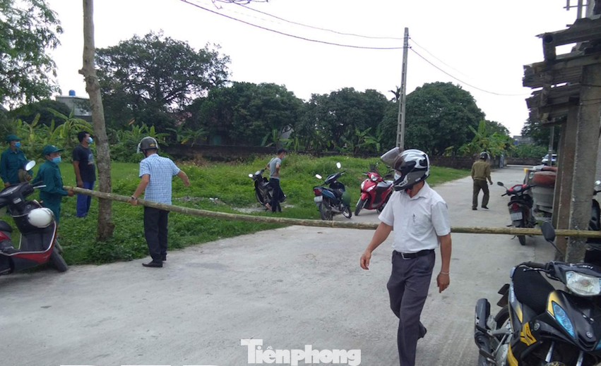 Tiến hành lập chốt, phong toả thôn Thái Thuần, xã An Thái từ 10 giờ trưa nay, 8/5 - Ảnh: Hoàng Long