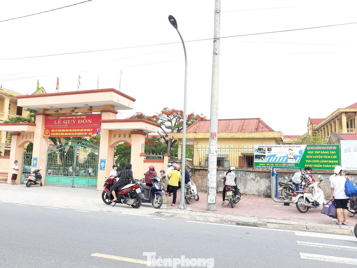 Trường THPT Lê Quý Đôn tạm phong toả, tiến hành lấy mẫu xét nghiệm với giáo viên, học sinh vì có trường hợp dương tính với SARS-CoV-2 - Ảnh: Hoàng Long