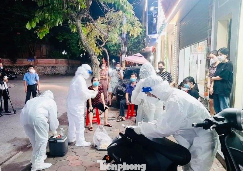 Triển khai chiến dịch khẩn trương, thần tốc xét nghiệm, tiêm vắc-xin tại thành phố Phủ Lý để phòng chống dịch - Ảnh: Hoàng Long Triển khai chiến dịch khẩn trương, thần tốc xét nghiệm, tiêm vắc-xin tại thành phố Phủ Lý để phòng chống dịch - Ảnh: Hoàng Long
