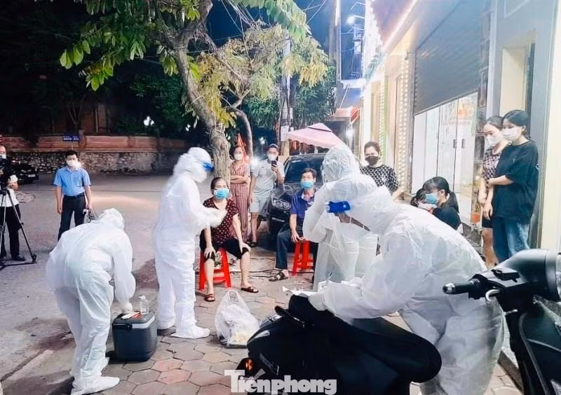 Triển khai chiến dịch khẩn trương, thần tốc xét nghiệm, tiêm vắc-xin tại thành phố Phủ Lý để phòng chống dịch - Ảnh: Hoàng Long