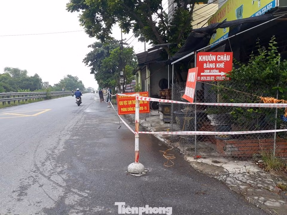 Hà Nam phong toả hơn 20 khu vực dân cư để ngăn dịch lan rộng - Ảnh: Hoàng Long
