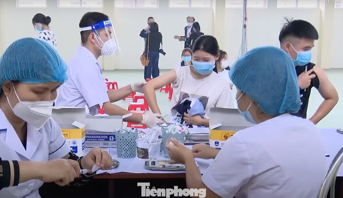 Tỉnh Hà Nam xác định tiêm vắc xin phủ là giải pháp quan trọng để chặn dịch - Ảnh: Hoàng Long