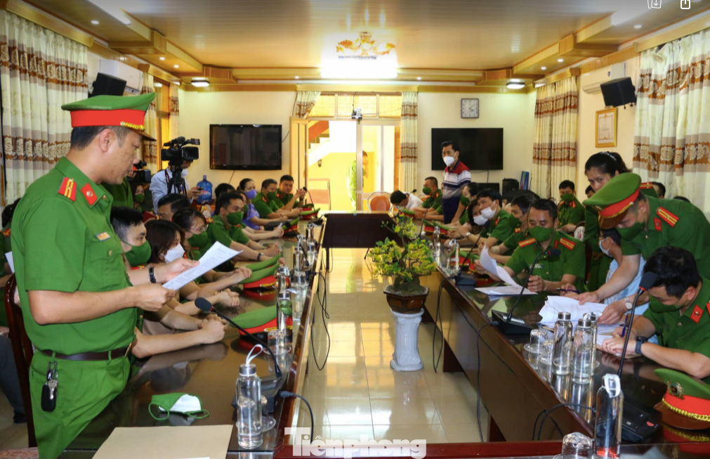 Chiều 25/4, Công an Nam Định công bố các quyết định tố tụng tại CDC Nam Định - Ảnh: Hoàng Long