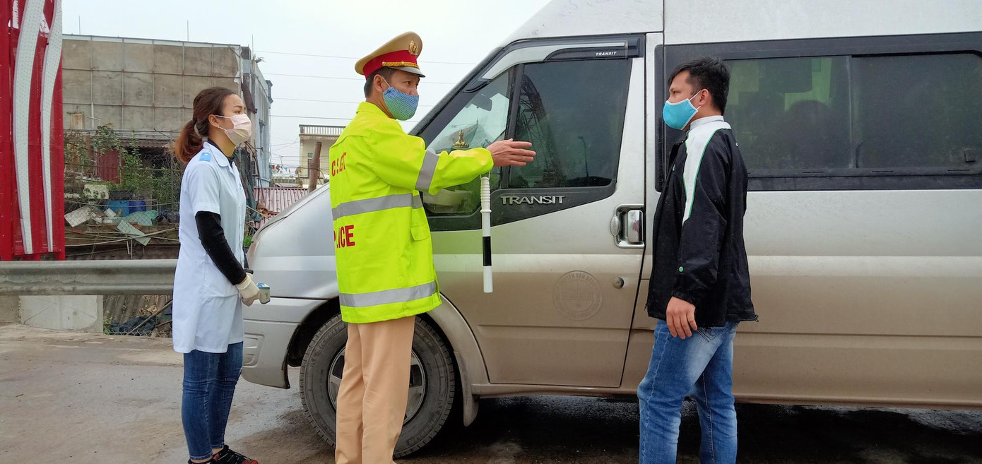 Ban Thường vụ Thái Bình chỉ đạo lập các chốt, kiểm sáot chặt chẽ các khu vực xuất hiện người mắc COVID-19 để ngăn dịch lan rộng - Ảnh: Hoàng Long