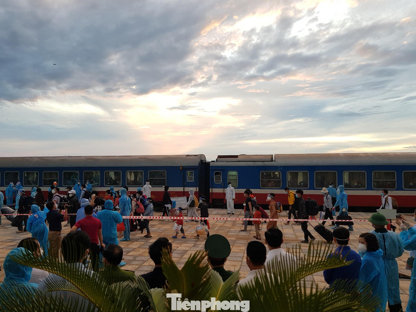 Trước Hà Nam, ngày 26/7, tỉnh Hà Tĩnh đã đón 814 công dân hồi hương bằng tàu hoả - Ảnh: Quốc Anh Trước Hà Nam, ngày 26/7, tỉnh Hà Tĩnh đã đón 814 công dân hồi hương bằng tàu hoả - Ảnh: Quốc Anh