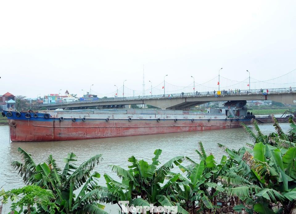 Toàn cảnh vụ tàu thuỷ đâm vào gầm cầu Thái Bình - Ảnh: Hoàng Long