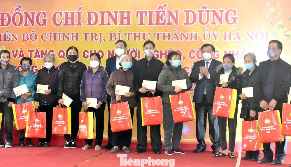 Chúc tết và trao quà cho công nhân khó khăn tại Nam Định - Ảnh: Hoàng Long