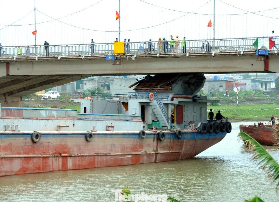 Cú va chạm khiến phần ca bin tàu và gầm cầu Thái Bình bị biến dạng. Ảnh: Hoàng Long