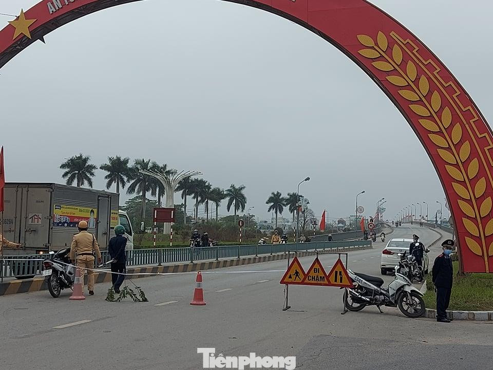 Lực lượng chức năng phân luồng, giảm tải tại cầu Thái Bình để bảo đảm an toàn. Ảnh: Hoàng Long