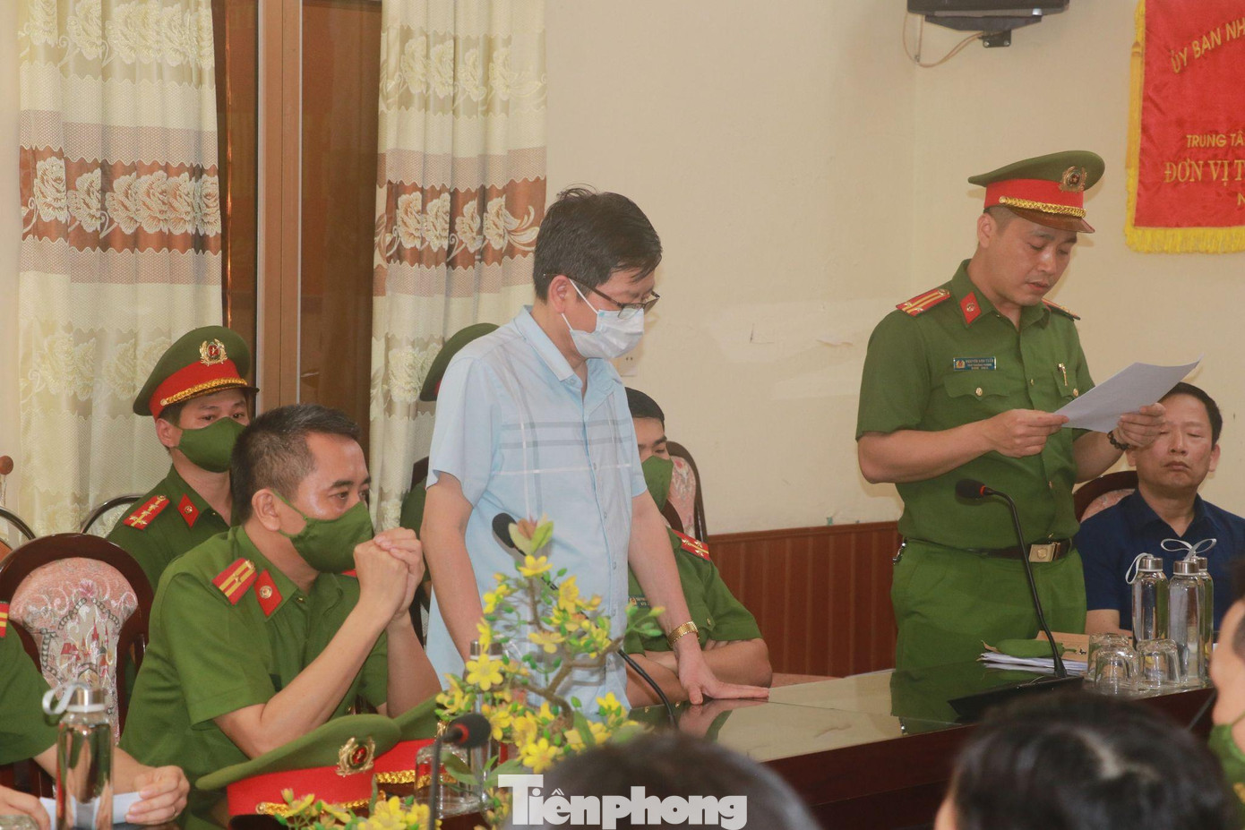 CQĐT tống đạt các quyết định tố tụng đối với Giám đốc CDC Nam Định và 4 thuộc cấp - Ảnh: Hoàng Long CQĐT tống đạt các quyết định tố tụng đối với Giám đốc CDC Nam Định và 4 thuộc cấp - Ảnh: Hoàng Long