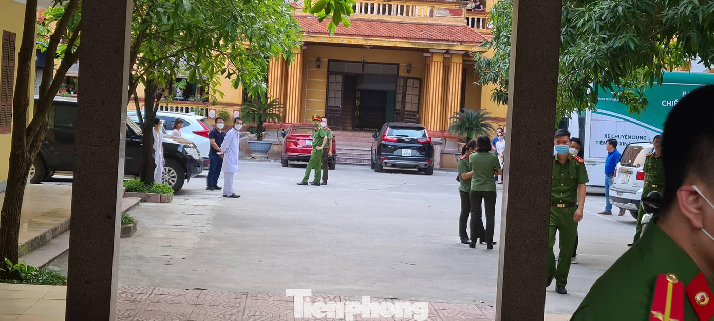 Trong trụ sở CDC Nam Định, lực lượng công an và các cơ quan chức năng đang tiến hành khám xét - Ảnh: Hoàng Long Trong trụ sở CDC Nam Định, lực lượng công an và các cơ quan chức năng đang tiến hành khám xét - Ảnh: Hoàng Long